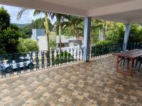 Casa Bairro Meridien com arvores frutíferas e espaço para  horta.