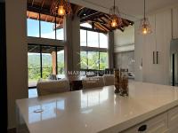 Casa  auto suficiente em produção de energia elétrica, cisterna com 10 mil m³ de agua de chuva com sistema de filtros e bomba. Mobiliada. Vista maravilhosa.