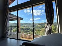 Casa  auto suficiente em produção de energia elétrica, cisterna com 10 mil m³ de agua de chuva com sistema de filtros e bomba. Mobiliada. Vista maravilhosa.