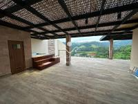 Casa  auto suficiente em produção de energia elétrica, cisterna com 10 mil m³ de agua de chuva com sistema de filtros e bomba. Mobiliada. Vista maravilhosa.