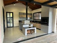 Casa  auto suficiente em produção de energia elétrica, cisterna com 10 mil m³ de agua de chuva com sistema de filtros e bomba. Mobiliada. Vista maravilhosa.