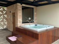 Casa  auto suficiente em produção de energia elétrica, cisterna com 10 mil m³ de agua de chuva com sistema de filtros e bomba. Mobiliada. Vista maravilhosa.