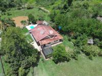 Chácara com  2 tanques de peixes e 4 nascentes de agua captada.