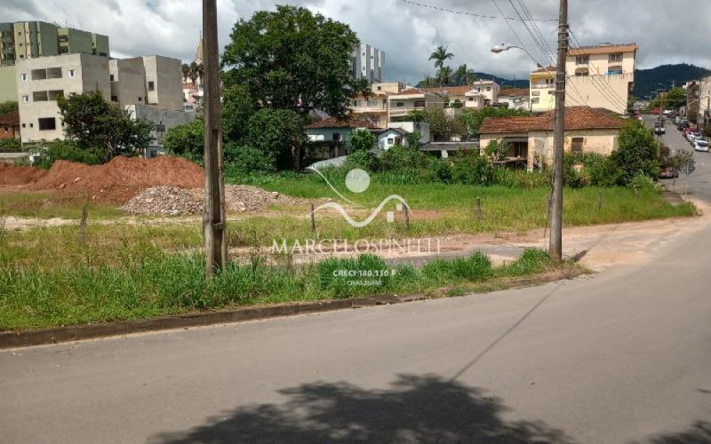 Terreno no centro de Monte Sião excelente topografia.