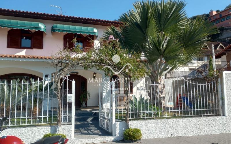 Casa no Bairro Maciel com piscina. Bairro nobre da cidade.