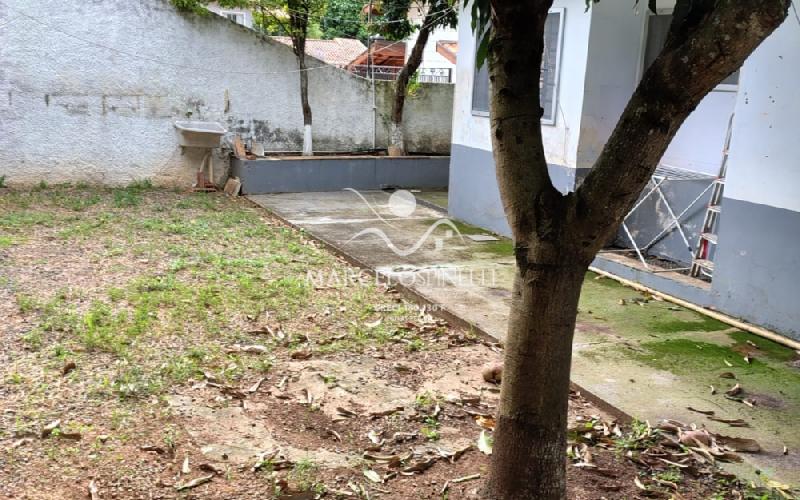 Casa Bairro Meridien com arvores frutíferas e espaço para  horta.