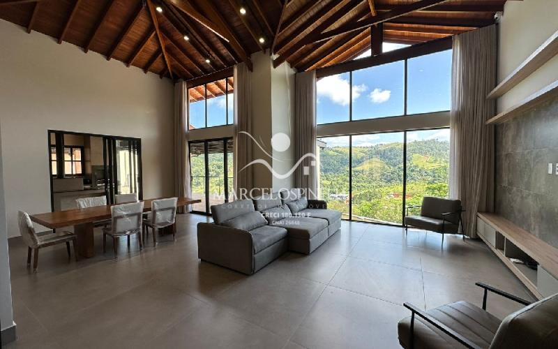 Casa  auto suficiente em produção de energia elétrica, cisterna com 10 mil m³ de agua de chuva com sistema de filtros e bomba. Mobiliada. Vista maravilhosa.