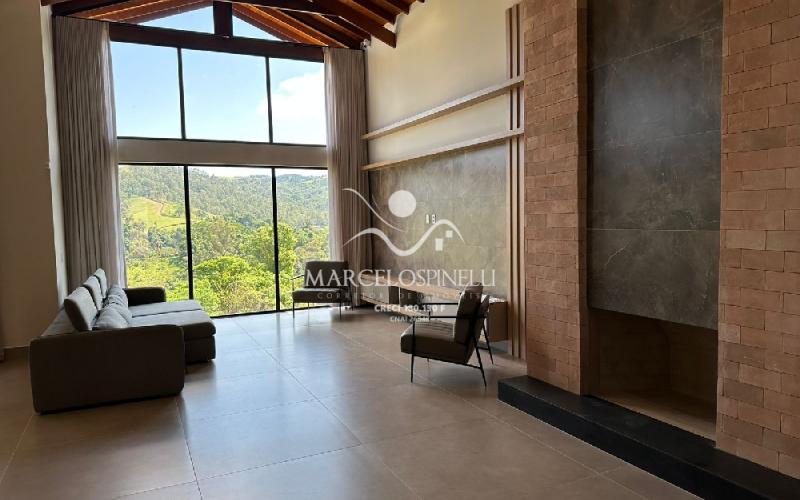 Casa  auto suficiente em produção de energia elétrica, cisterna com 10 mil m³ de agua de chuva com sistema de filtros e bomba. Mobiliada. Vista maravilhosa.