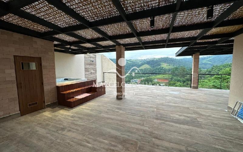 Casa  auto suficiente em produção de energia elétrica, cisterna com 10 mil m³ de agua de chuva com sistema de filtros e bomba. Mobiliada. Vista maravilhosa.