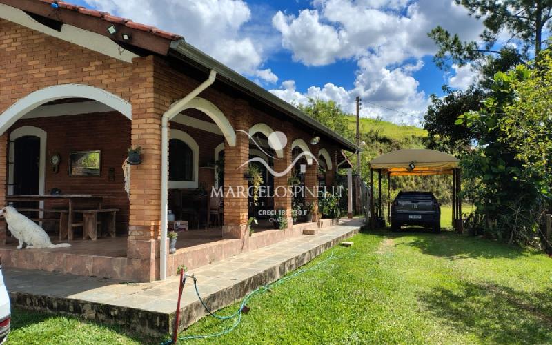 Chácara com  2 tanques de peixes e 4 nascentes de agua captada.