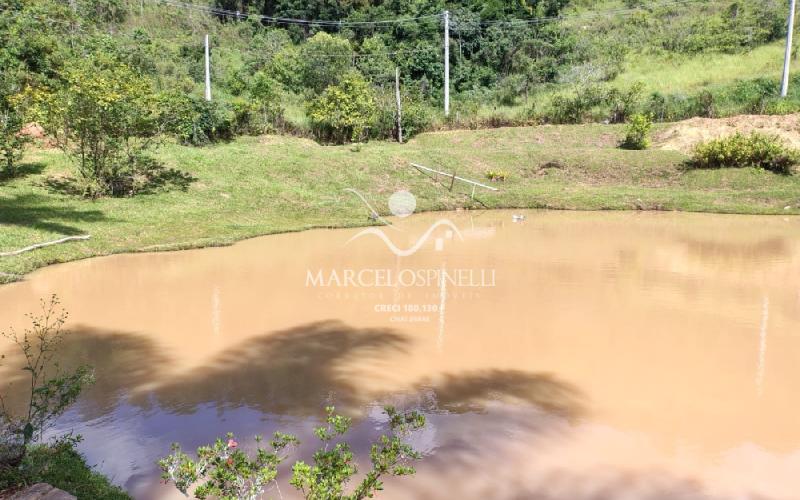 Chácara com  2 tanques de peixes e 4 nascentes de agua captada.