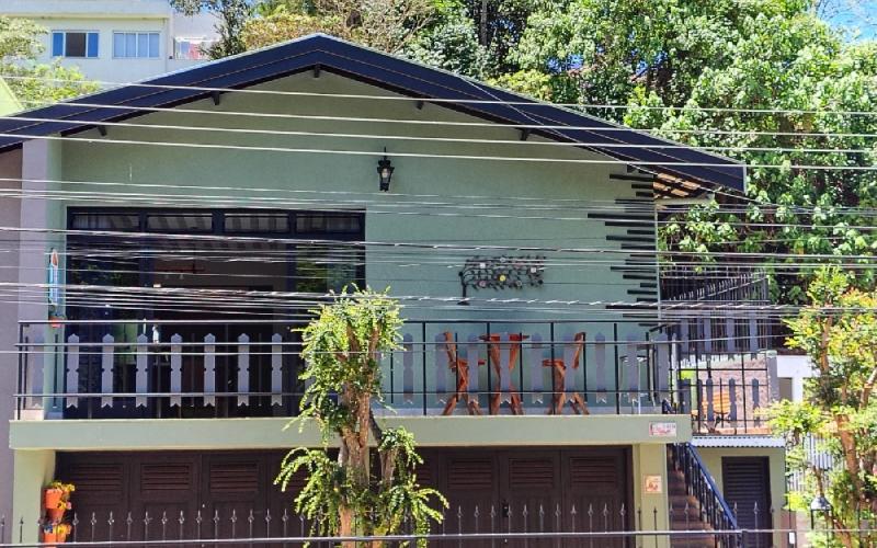 Casa Rua Rio de Janeiro toda  Reformada. Móveis Planejados Opção de Comercio na garagem.